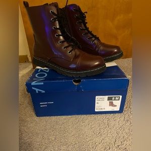 woman’s size 8 Arizona boots
